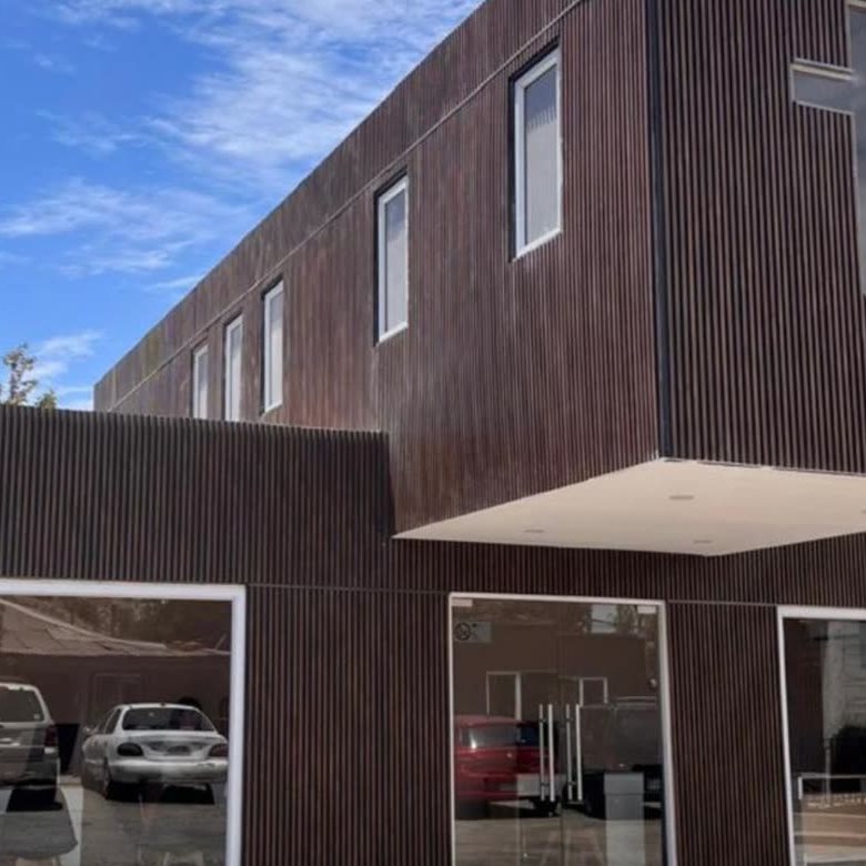 Fachada de capilla revestida en madera