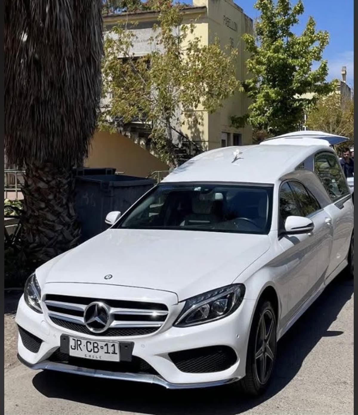 Carroza blanca lista para el traslado