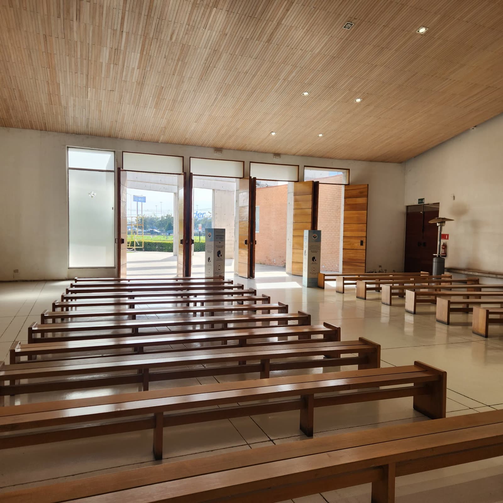 Interior de capilla con bancas de madera
