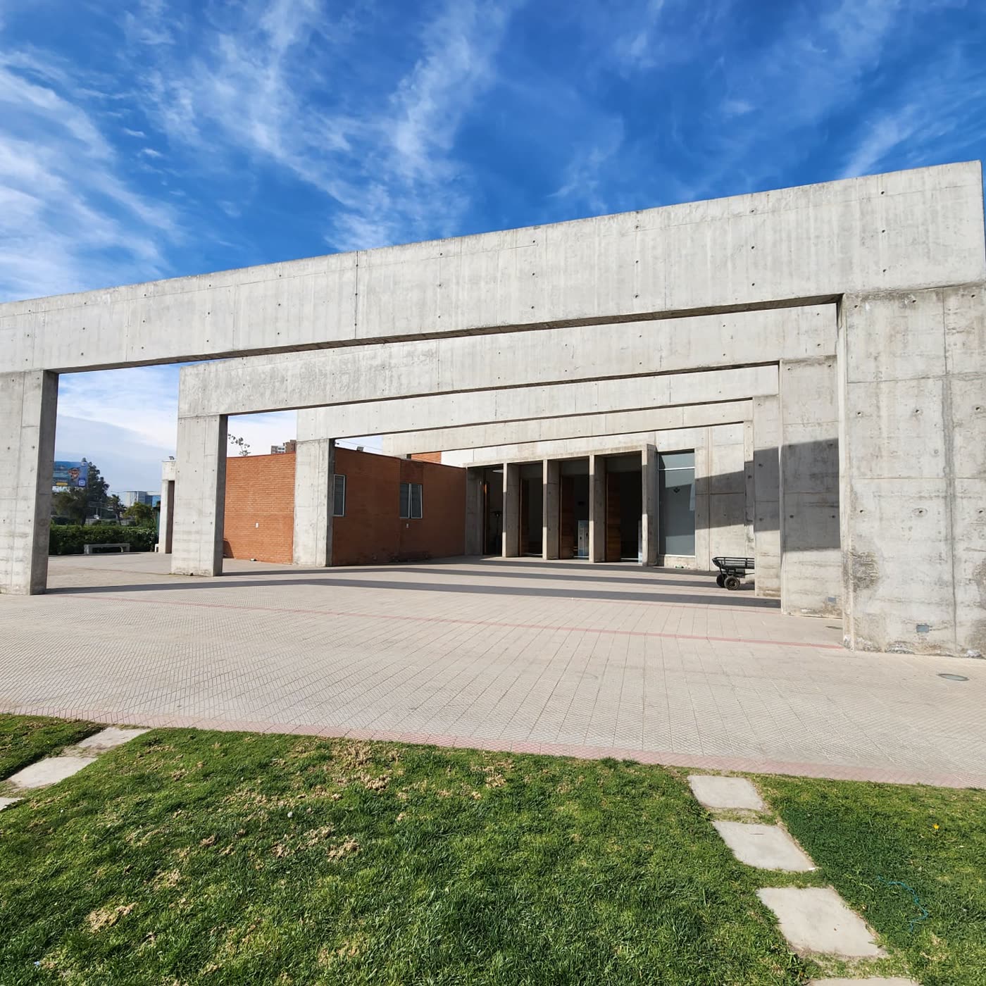 Pórtico de hormigón y patio abierto